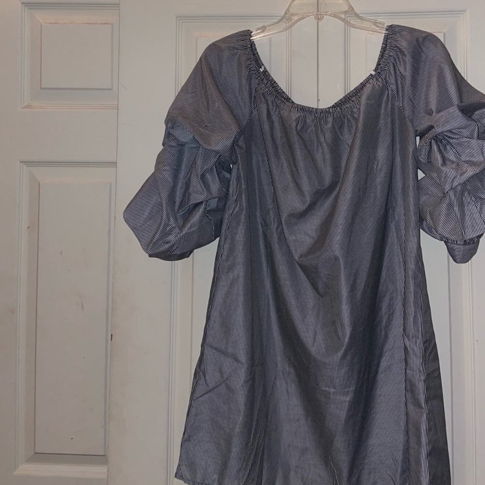 Puffy sleeved dress